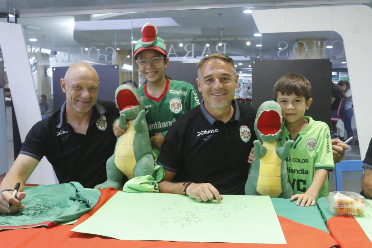 Tota Medina en compañía de los pequeños aficionados de Marathón.