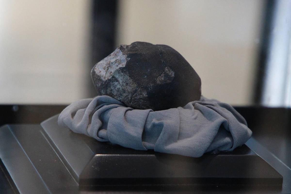Así es el curioso meteorito que exponen y que atravesó una casa en Honduras
