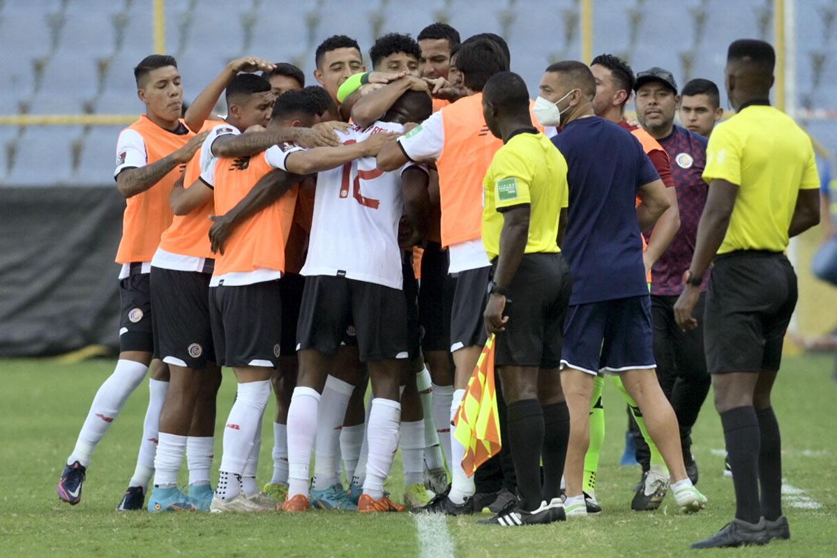 El festejo de los jugadores de Costa Rica tras el gol de Joel Campbell.