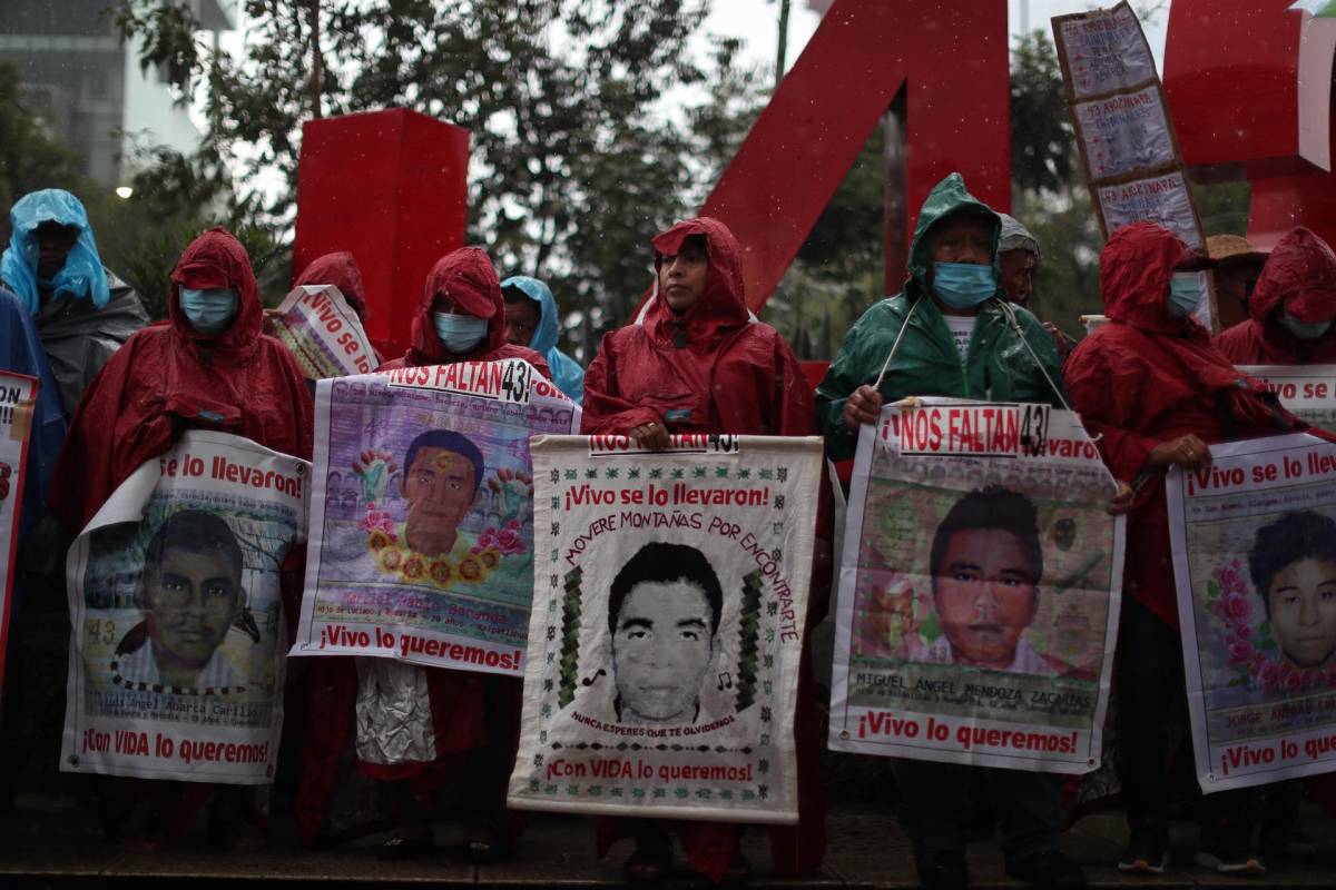AMLO anuncia que continuará la búsqueda de los 43 estudiantes de Ayotzinapa