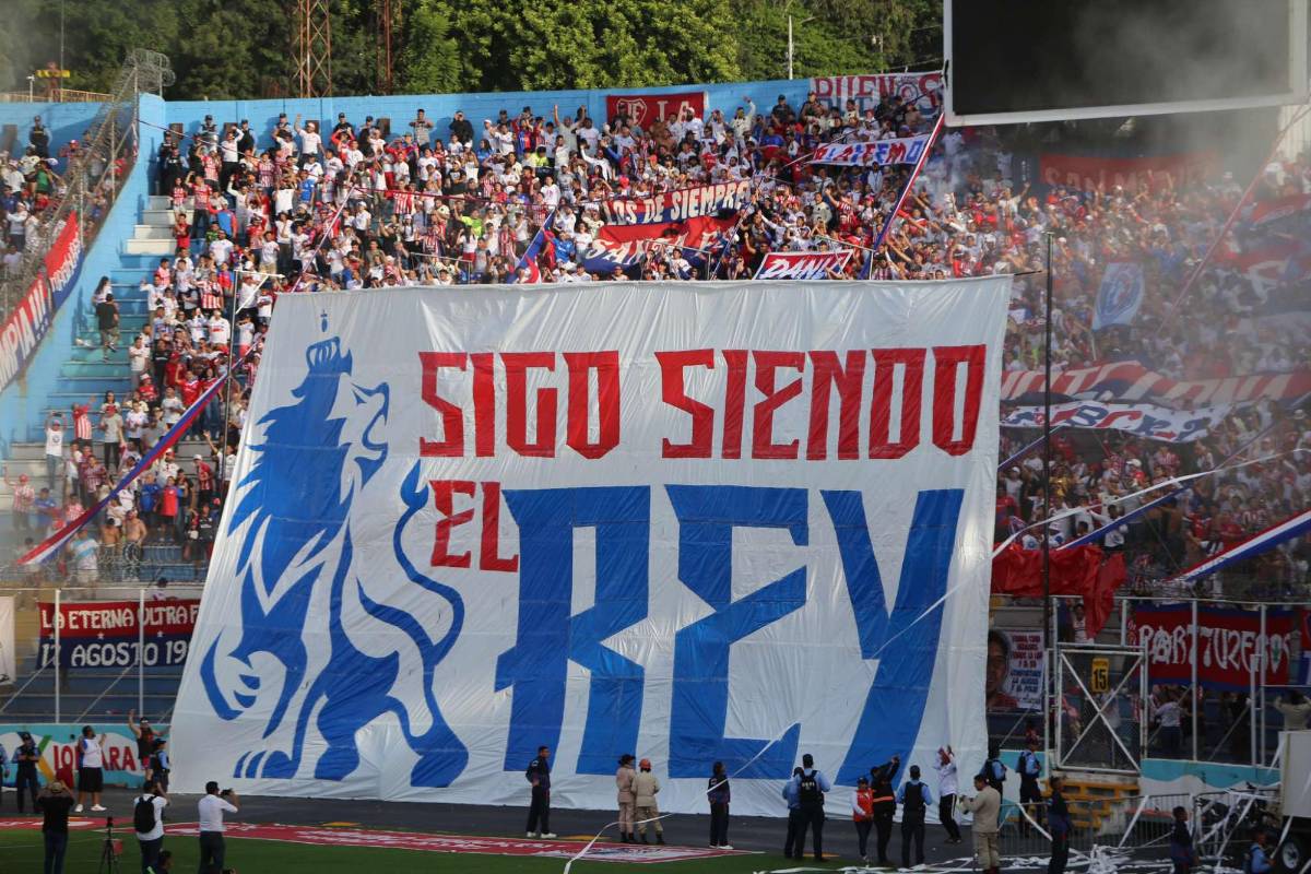 La manta de la barra del Olimpia en el clásico ante Motagua.