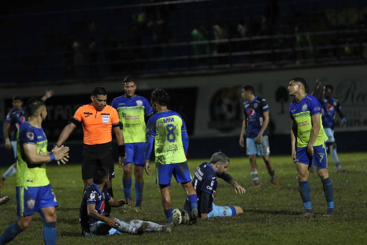 El juego Olancho vs Motagua se realizó con un césped en pésimas condiciones.