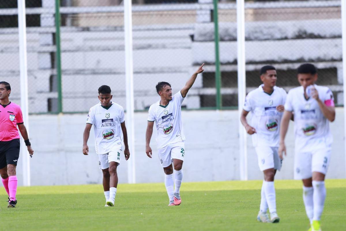 Chicas enamoran en Puerto Cortés, héroe y primer expulsado en regreso de la Liga
