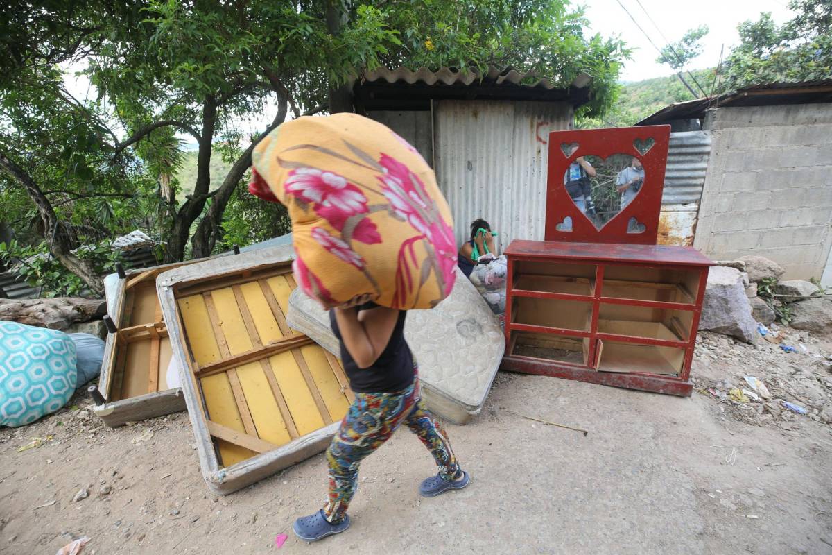 Veinte familias de la Villa Nueva son desalojadas por pandilleros