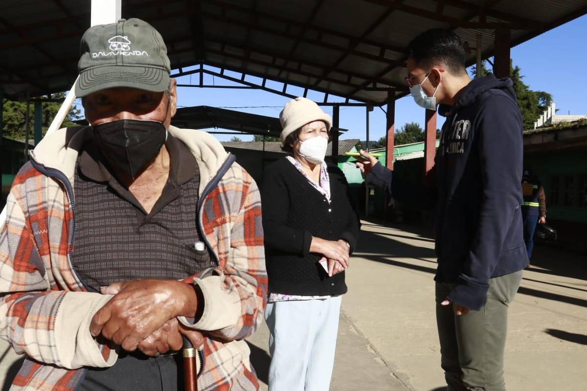 Ni el frío detiene a los votantes de La Esperanza