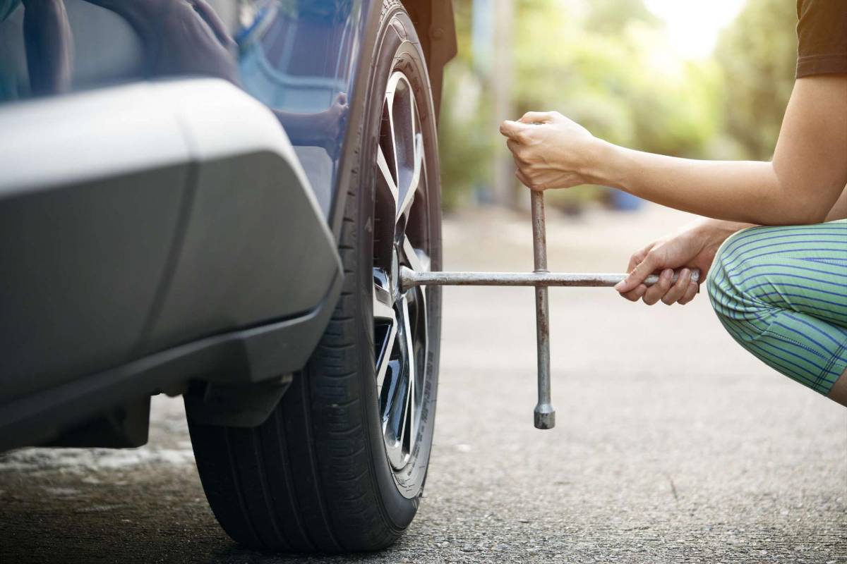 3) LIBERA LA PRESIÓN DE LAS TUERCAS: Con el vehículo en el suelo, toma la llave de cruz y gira las tuercas en sentido contrario a las manecillas del reloj. ¡Precaución! No se trata de quitarlos, sino sólo de aflojarlos, y para esto se aprovecha que el carro esté sobre el suelo, no esperes hasta subirlo.