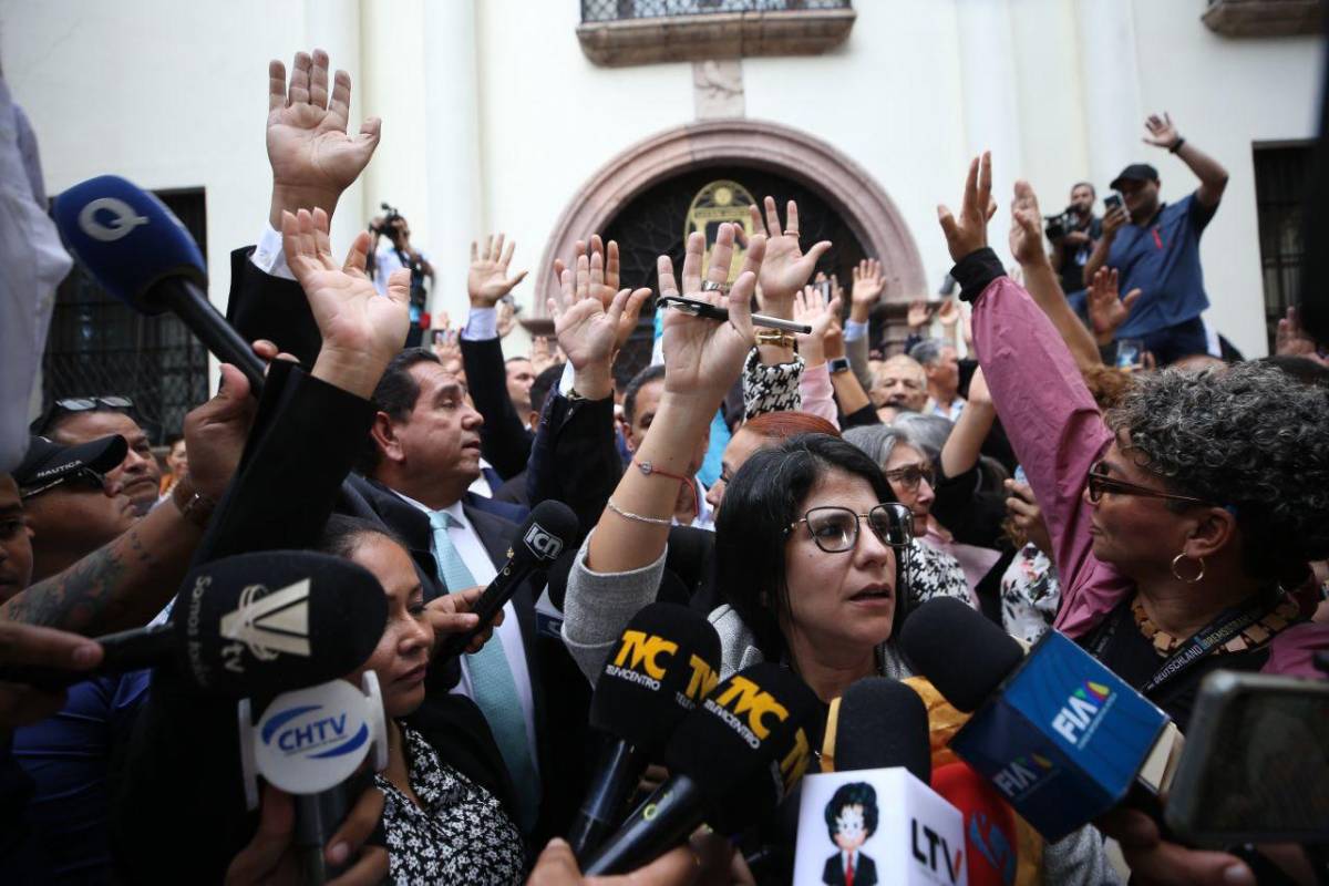 Diputados opositores sesionan en los bajos del Congreso Nacional