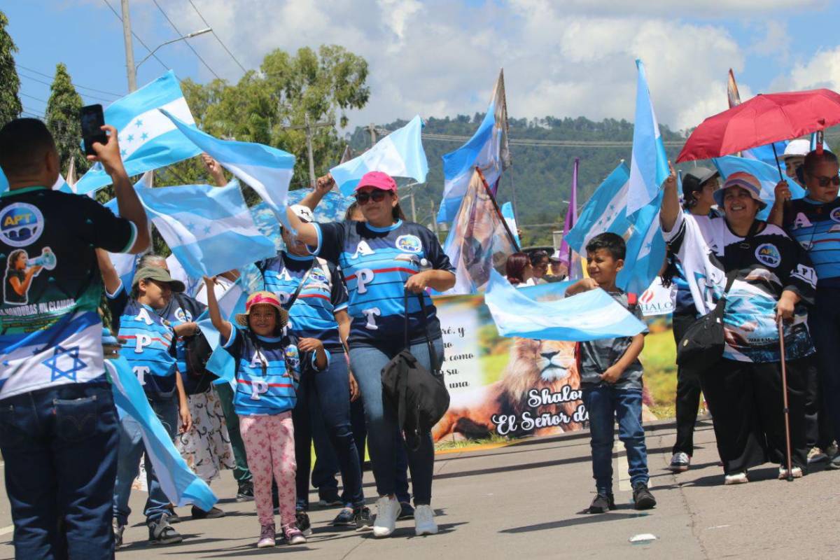 Algarabía y entusiasmo: miles de capitalinos culminan la caminata de oración