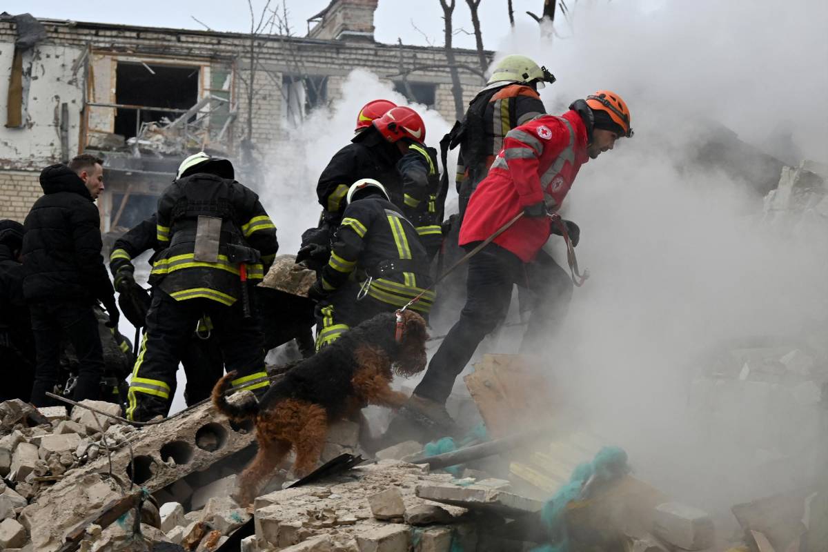 Seis muertos y decenas de heridos en bombardeos rusos contra Ucrania