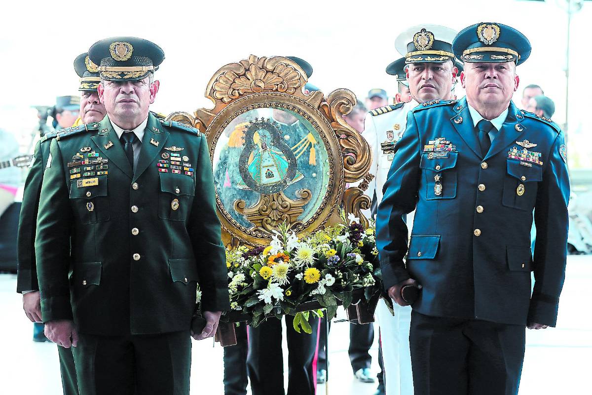 FF AA, firmes y prestas al servicio de su capitana general, Virgen de Suyapa