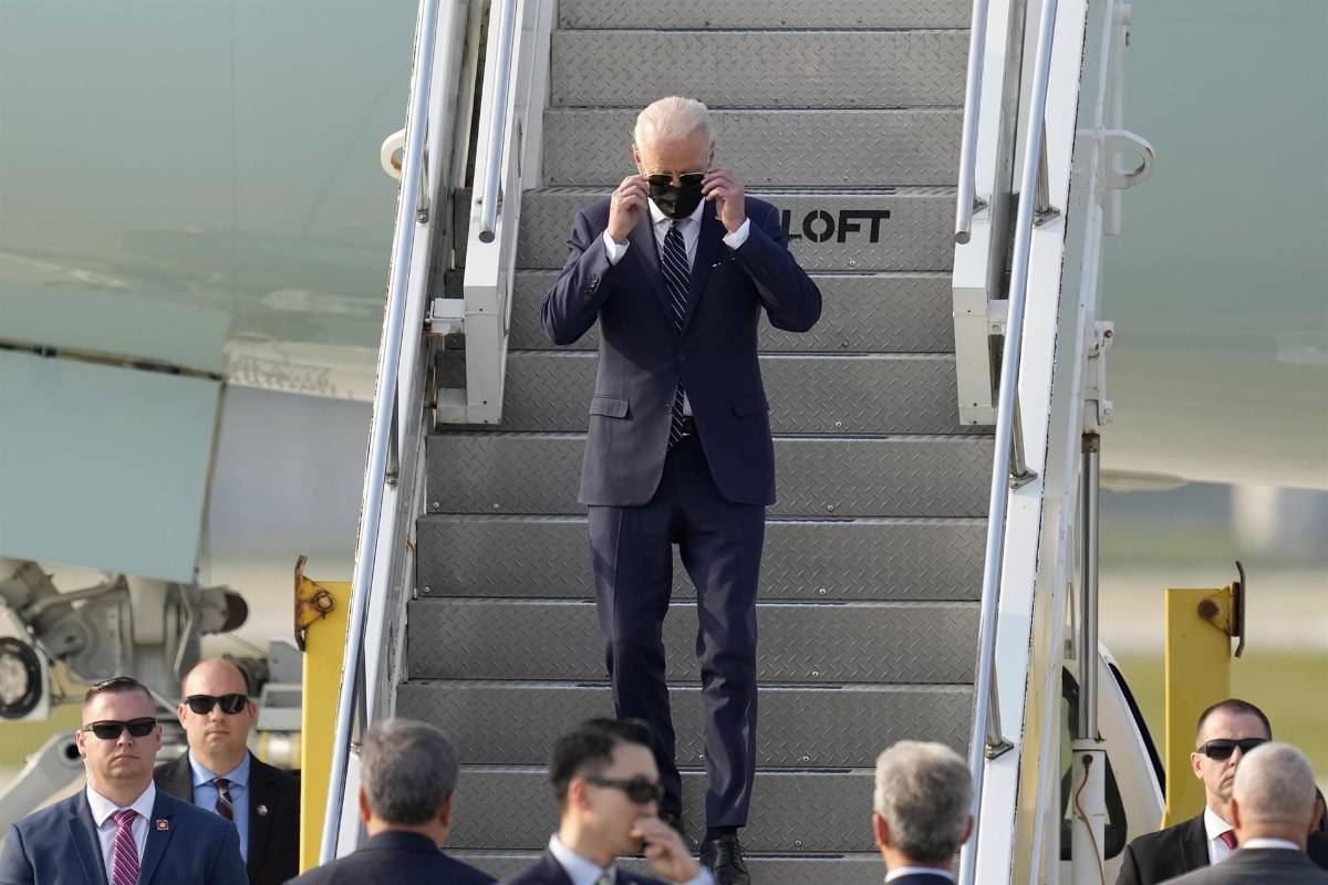 Joe Biden aterriza en Corea del Sur e inicia su primera gira por Asia