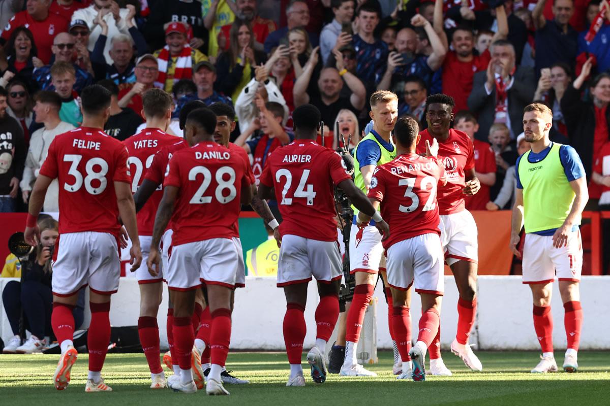 Jugadores del Nottingham Forest celebrando el gol de Taiwo Awoniyi.