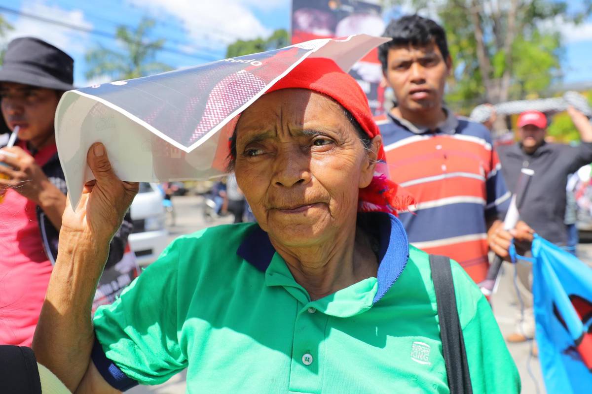 Protestan frente a la Embajada de EEUU en Honduras por el perdón de Trump a JOH