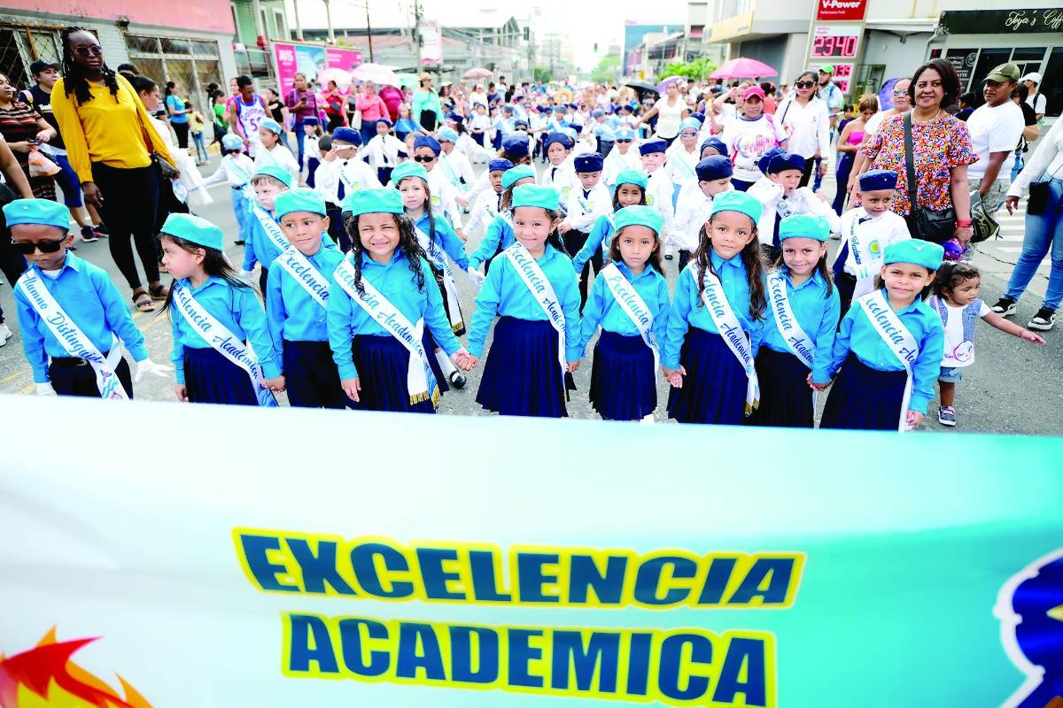 Niños cautivaron a sampedranos en el inicio de los desfiles patrios