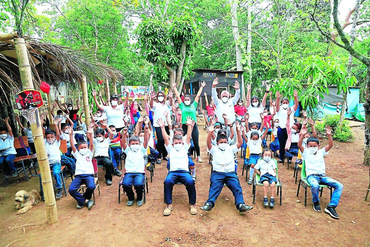 Niños cumplen 100 días de clase bajo los árboles y en galeras