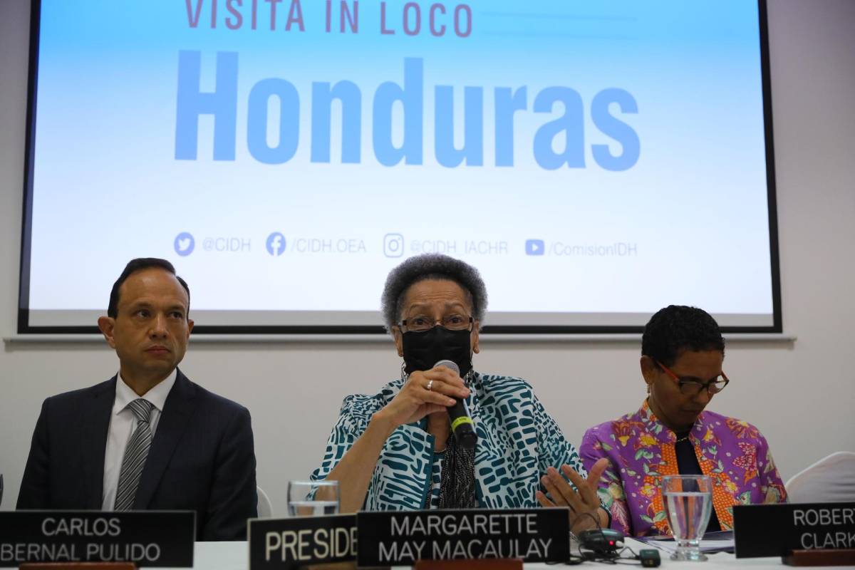 La presidenta de la Comisión Interamericana de Derechos Humanos, Margarette May Macaulay (c), Carlos Bernal (i) y Roberta Clarke (d), representantes de la CIDH, participan en una conferencia de prensa, hoy en Tegucigalpa (Honduras). Gustavo Amador