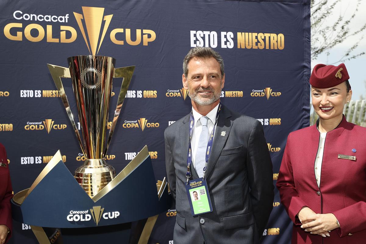 Diego Cocca posando junto al trofeo de la Copa Oro 2023.
