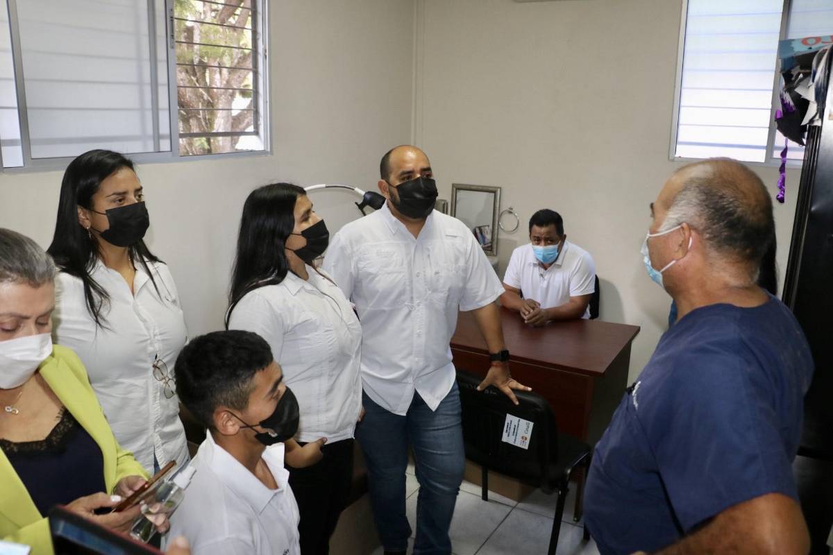 Clases presenciales continuarán pese a contagios de covid-19 en centros educativos