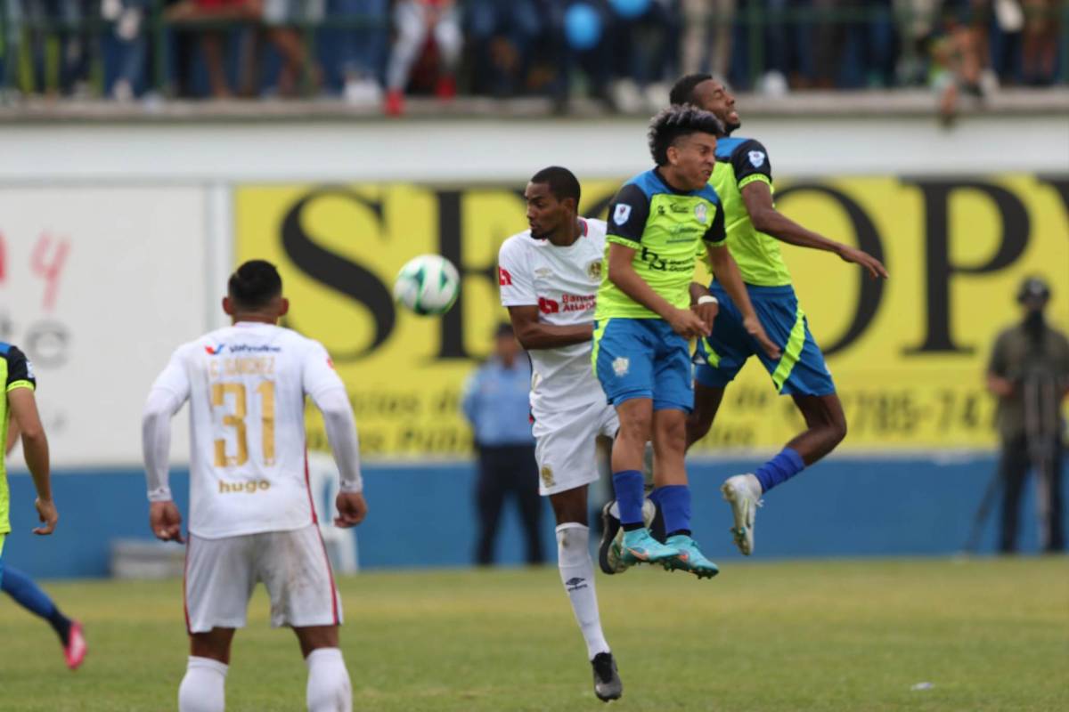 El duelo Potros del Olancho FC y Olimpia fue disputado de principio a fin.