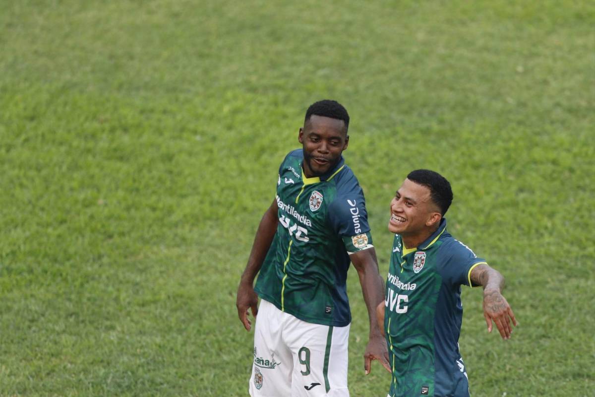 Clayvin Zúniga celebra junto al Pibe Guevara el gol de Marathón.