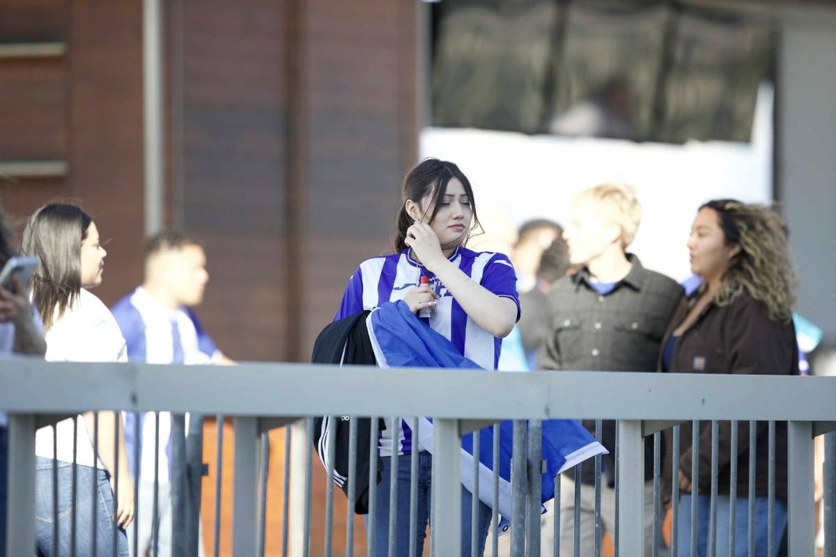 La 'chelita' que enamoró, ambiente y lindas chicas para el Honduras-Curazao