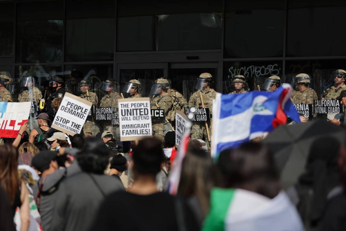 Cientos salen a la calle en Texas para apoyar las protestas de Los Ángeles