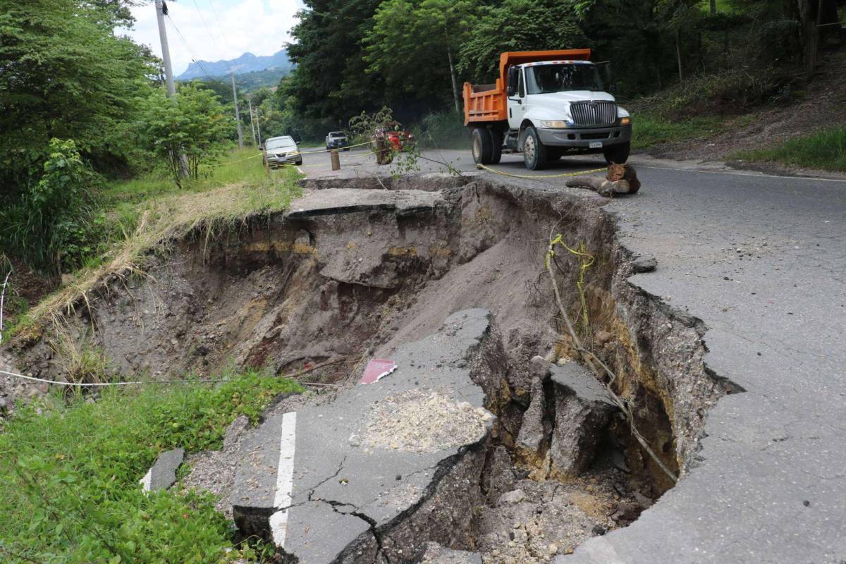 En la carretera que conduce a Dulce Nombre de Copán se registra un deslizamiento que se llevó la mitad de la carretera.