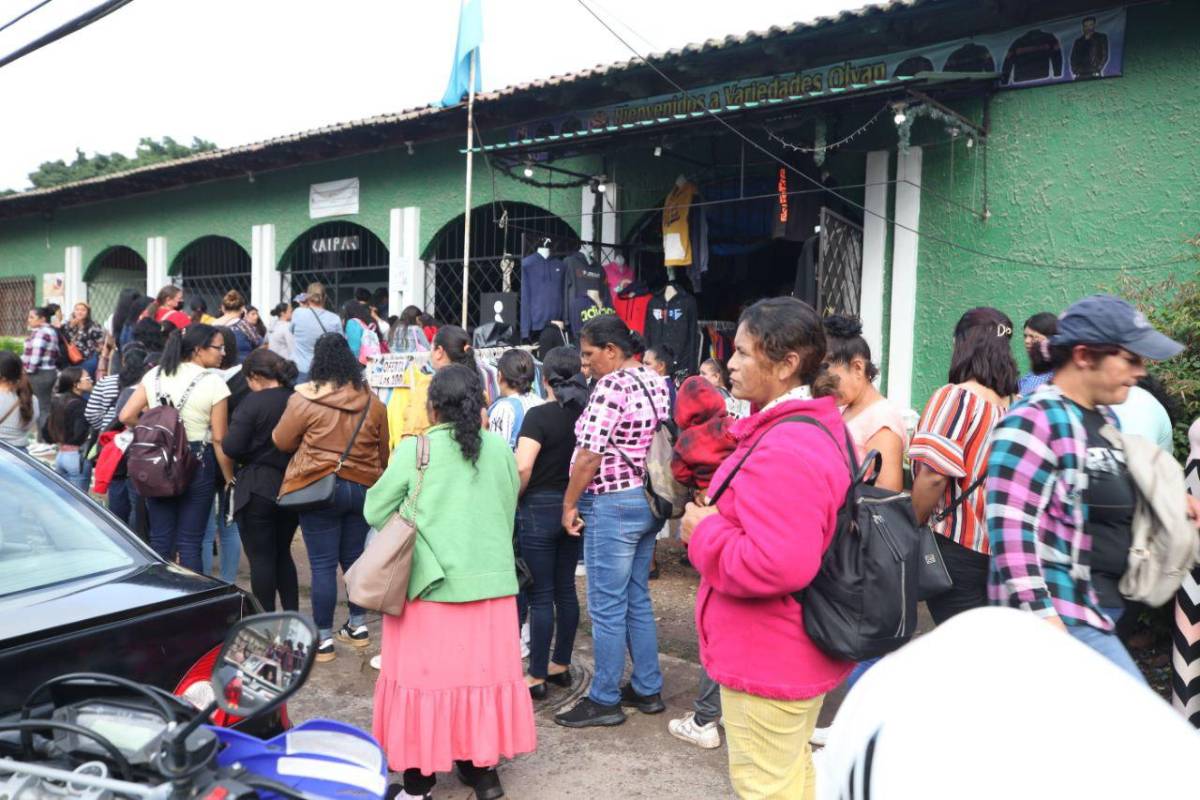 Decenas de familias reciben el bono climático en Santa Lucía