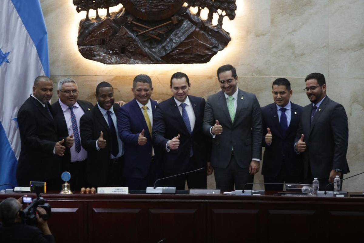Tomás Zambrano celebra con euforia su elección como presidente electo del Congreso