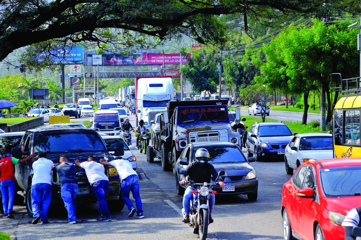 San Pedro Sula recibe durante las mañanas el ingreso de decenas de miles de vehículos. Su actividad comercial ha superado la estructura de circulación vehicular.