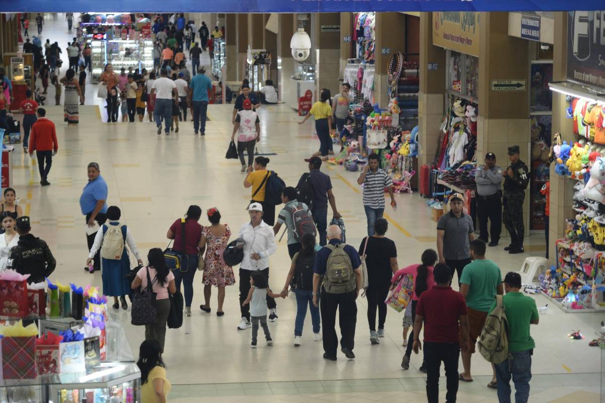 Así lucen las terminales aéreas y terrestres durante el Feriado Morazánico