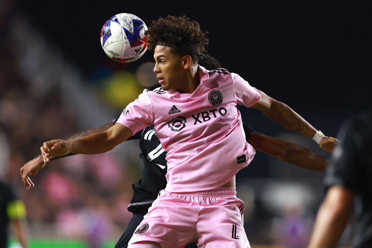 David Ruiz saltando por un balón en el partido contra el Nashville.