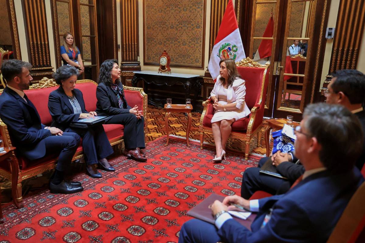 Presidenta de Perú nombra nuevos ministros