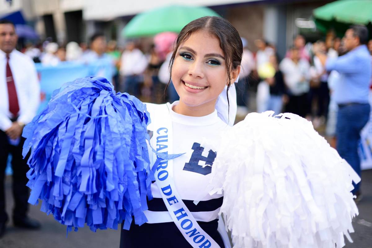 Pomponeras del instituto San Juan Bosco deslumbran en desfiles