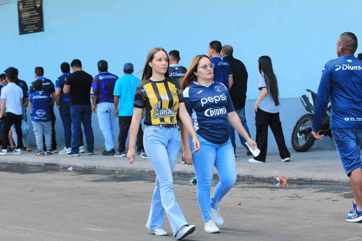 Rubia enamora en Motagua-Real España, fiesta azul en el Nacional e 'infiltrados'