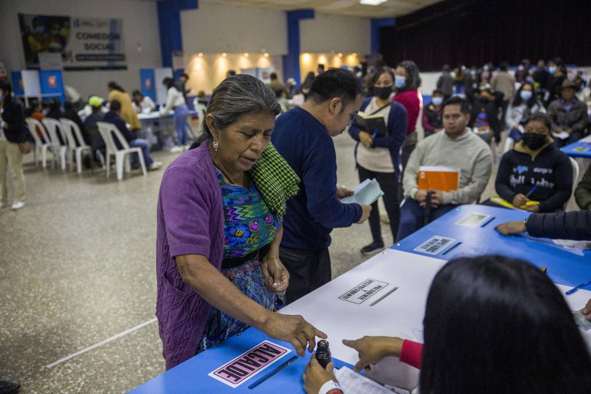 Los guatemaltecos comienzan a votar en medio de la pobreza y corrupción