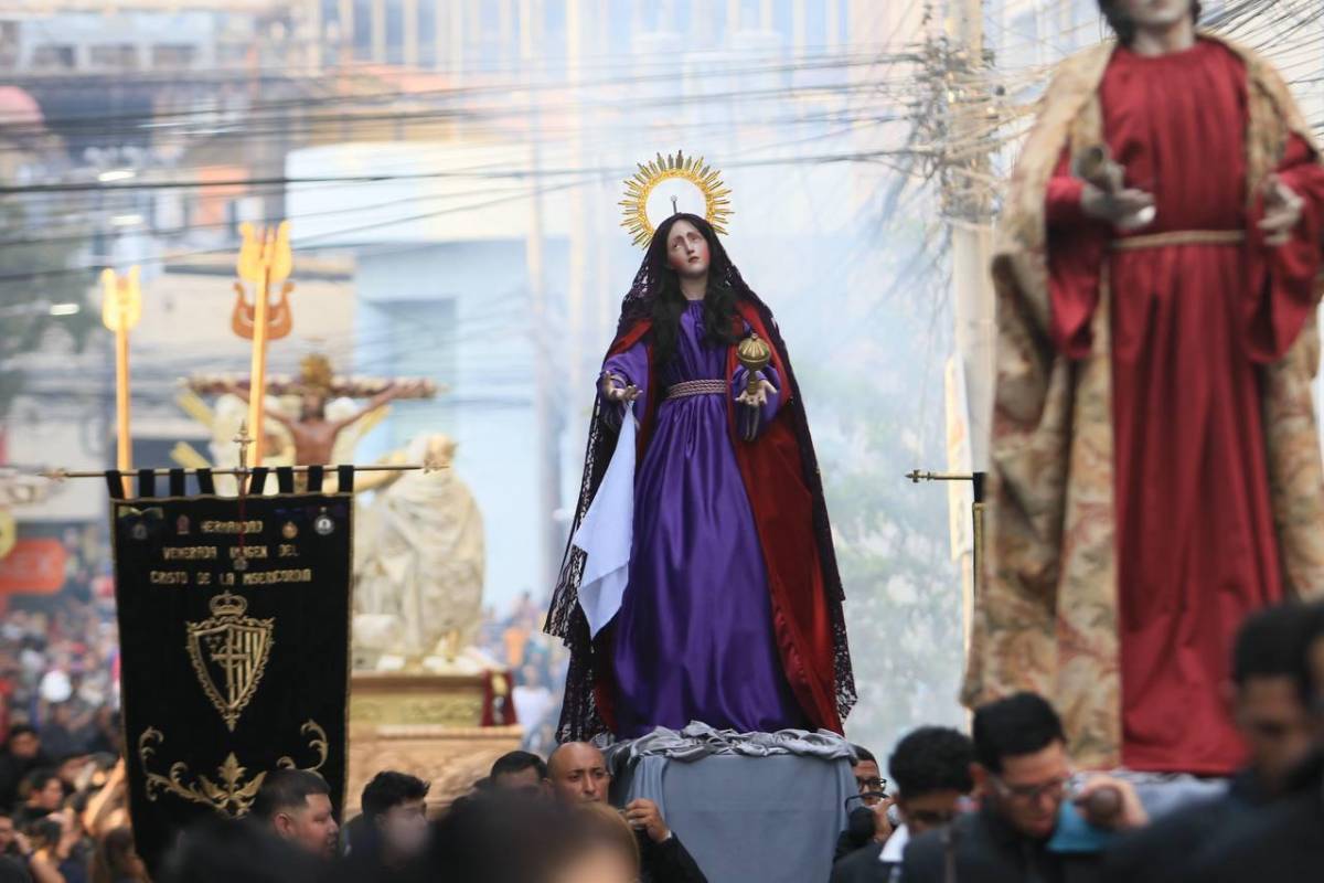 Santo Entierro: entre silencio y fe, fieles acompañan el cuerpo de Jesús