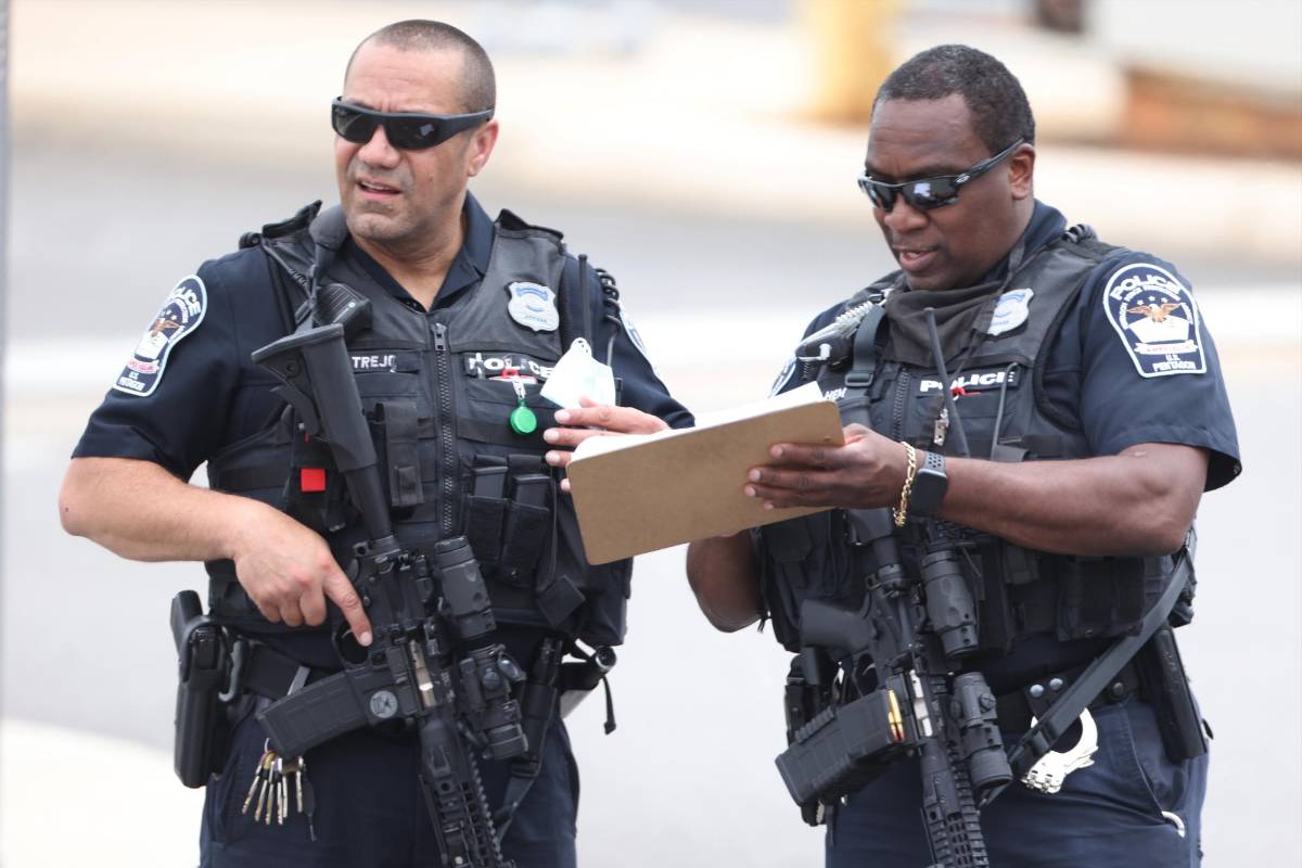Dos heridos y dos sospechosos detenidos en un tiroteo en una escuela de Miami-Dade