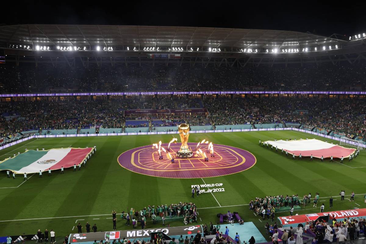 Chicas, hondureño presente y besos en debut de México