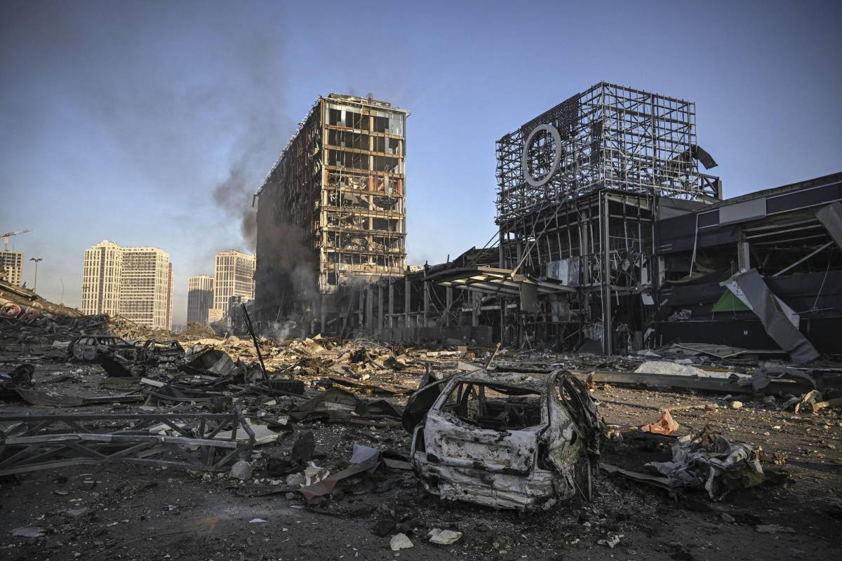 El centro comercial, inaugurado a principios de 2020, quedó totalmente destruido tras el bombardeo.