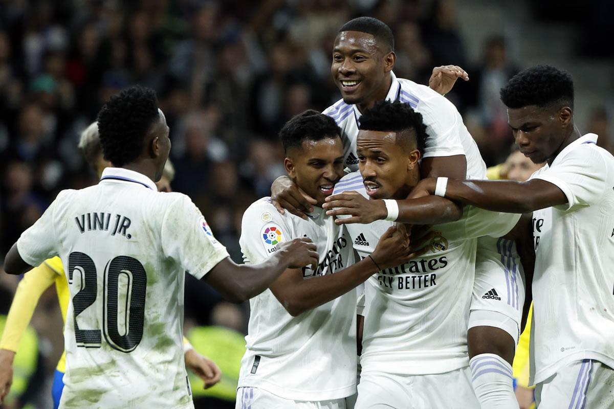 Éder Militao celebra con sus compañeros el gol del 1-0 ante el Real Madrid.