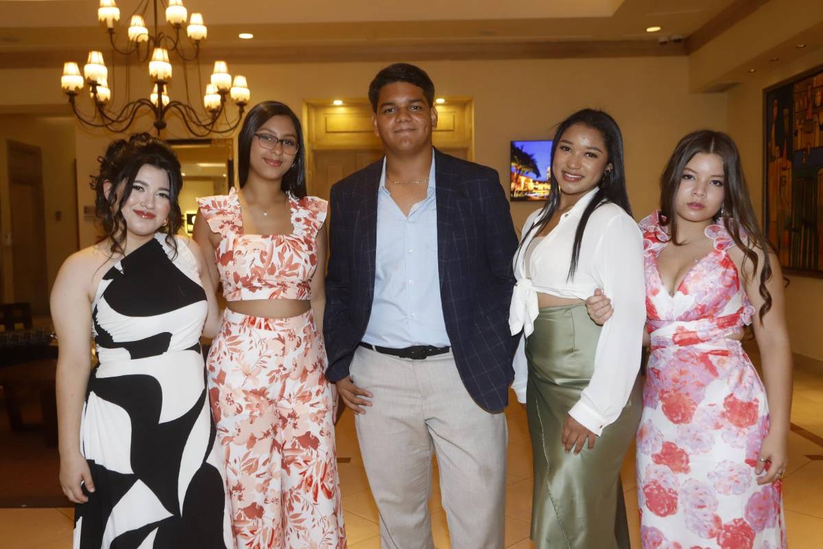 Seniors 2025 de la Happy New Dawn realizan su desayuno