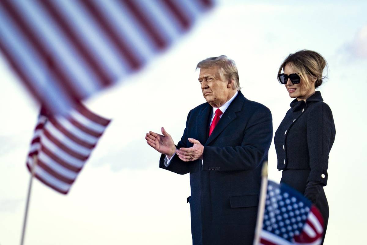 El expresidente Donald Trump y la ex primera dama de EEUU Melania Trump en la base Andrews tras abandonar la Casa Blanca.