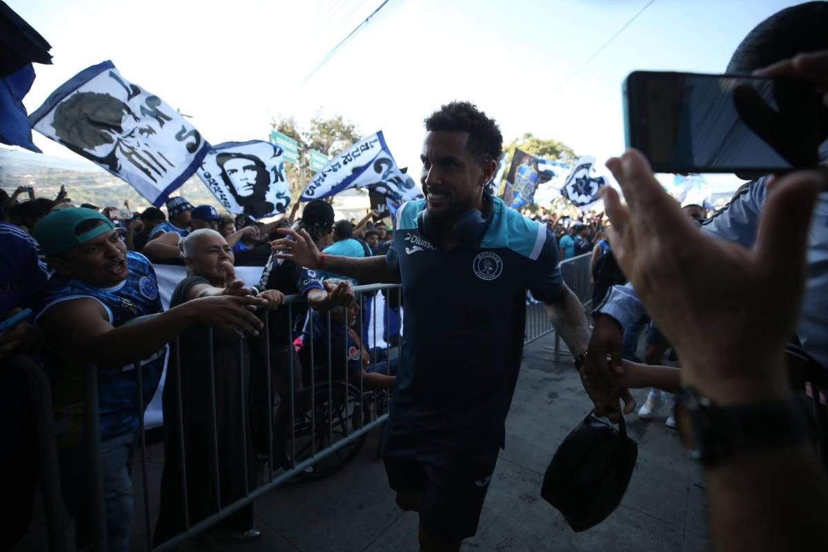 Bellezas, burla a Marathón, lanzan billetes a Henry Figueroa y él reacciona