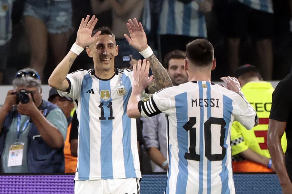 Messi felicitó a Ángel Di María tras su gol.