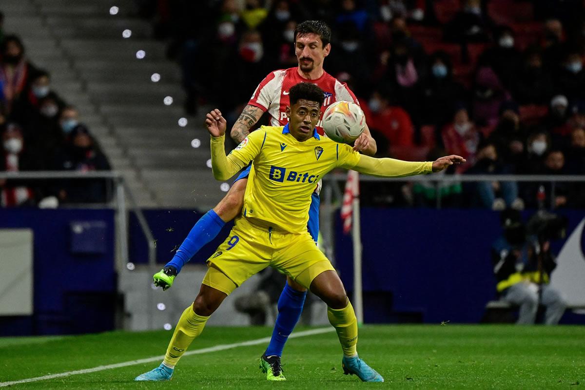 El hondureño ‘Choco‘ Lozano cubriendo el balón ante la marca del defensa Stefan Savic del Atlético de Madrid.
