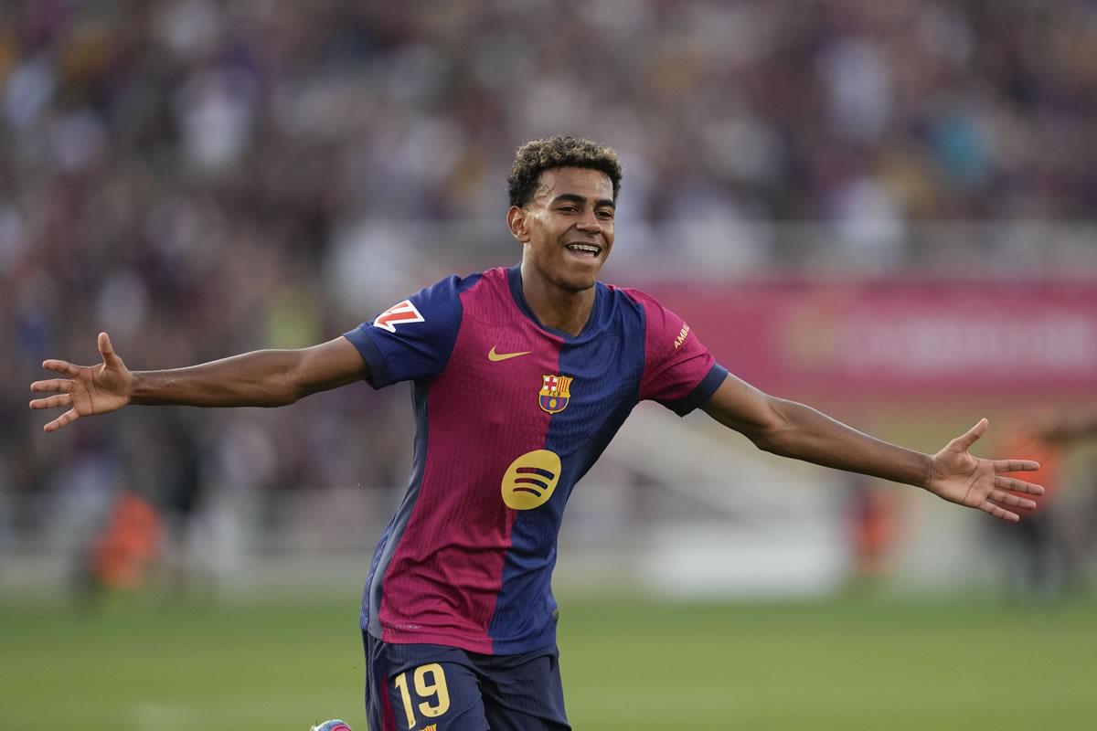 Lamine Yamal inauguró el marcador en Montjuïc con un golazo.