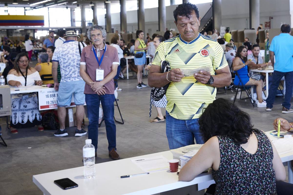 Colombianos en España votan masivamente para elegir nuevo presidente en su país
