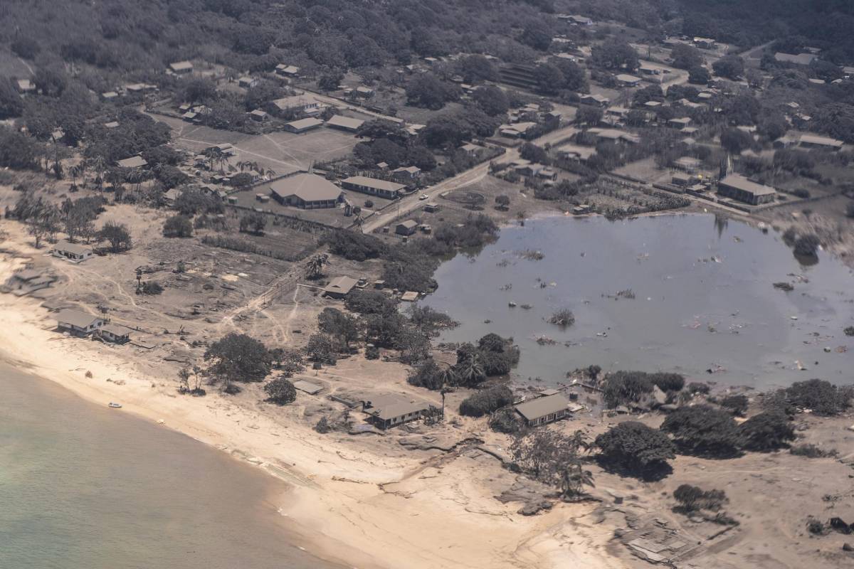 Imágenes aéreas muestran las costas de varias islas arrasadas por el tsunami.