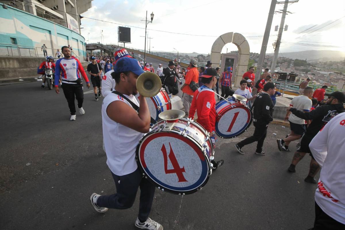 ¡Nadie lo esperaba! Barras de Olimpia y Saprissa protagonizan insólito momento en Tegucigalpa